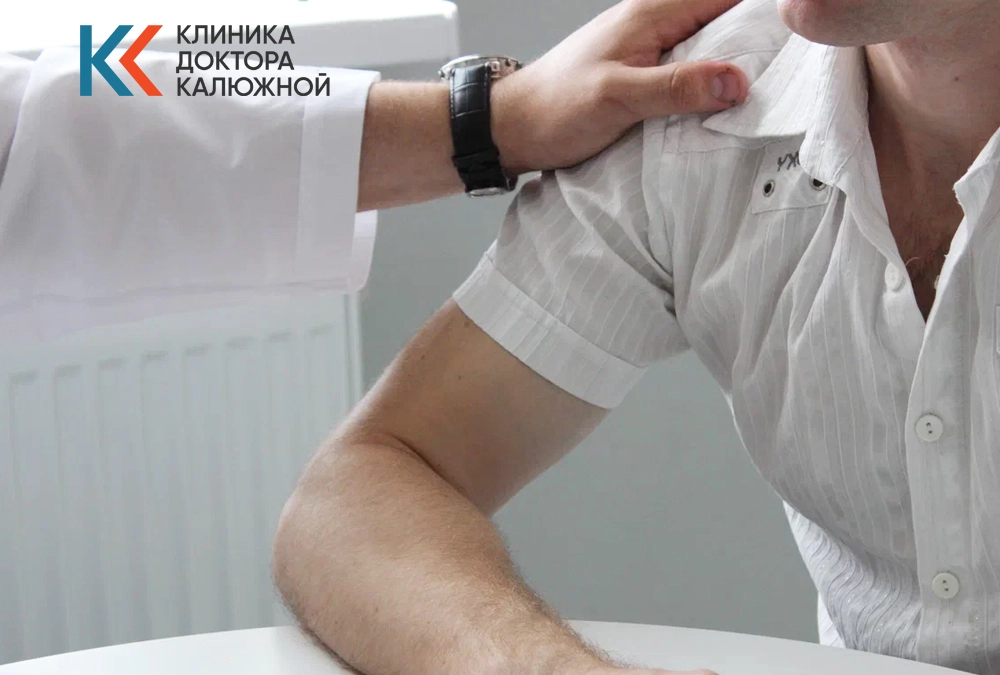 Врач-нарколог, вызванный на дом, консультирует мужчину